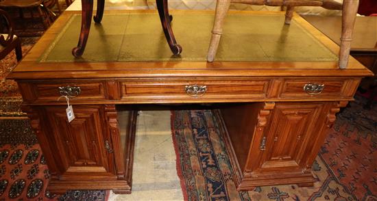 An Edwardian walnut pedestal desk, Width 144cm, Depth 79cm